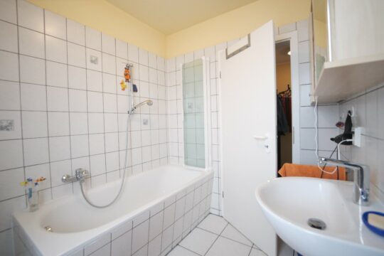 helles Badezimmer mit Wanne