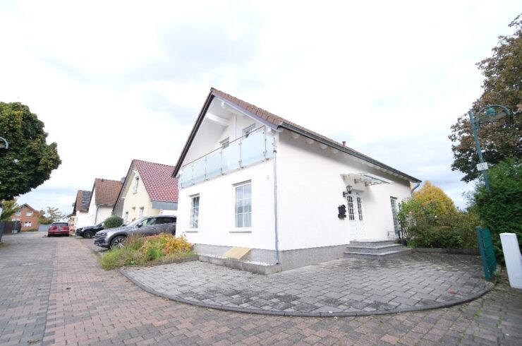 Freistehendes Haus mit Garage und Blick ins Grüne!