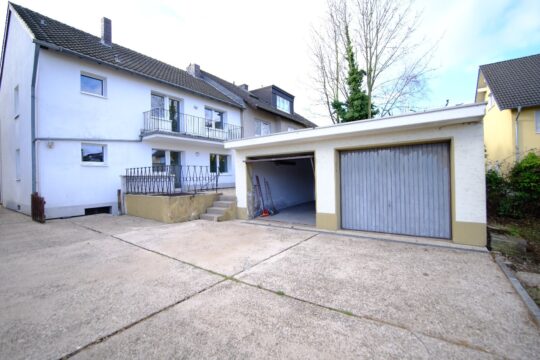 Haus mit Terrasse und 2 Garagen