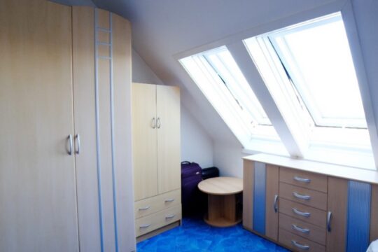 2 Fenster im Schlafraum