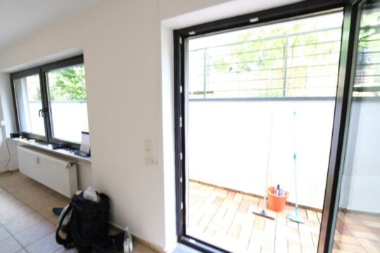 Große Fenstertür zum Außenbereich