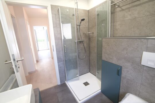 Badezimmer hochwertig und neu