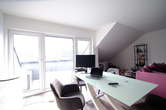 Wohnzimmer mit Balkonzugang