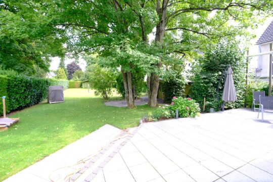 Terrasse mit Gartenanlage