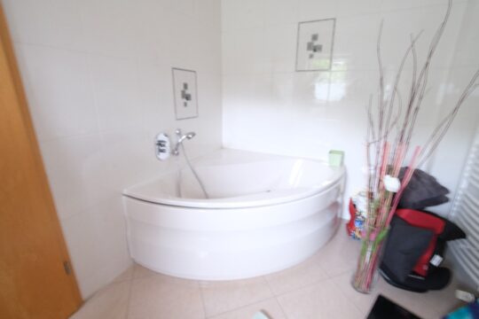 modernes Badezimmer im EG