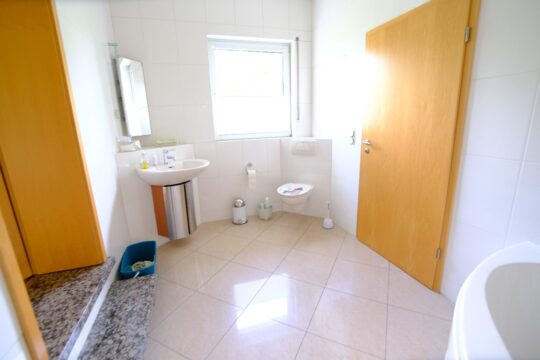 Badezimmer mit Fenster EG
