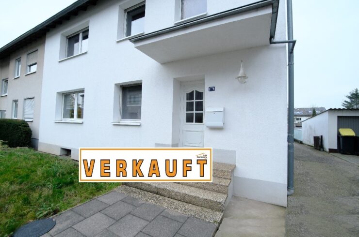 Doppelhaushälfte mit 2 Garagen und Gartenbereich