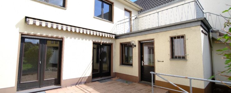 Gepflegtes Haus mit Baugrundstück in Spich