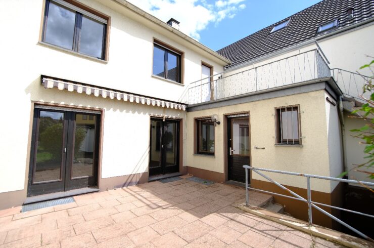 Gepflegtes Haus mit Baugrundstück in Spich