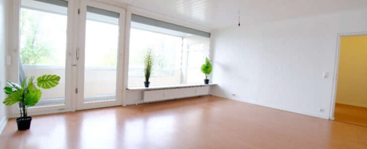 Gepflegte 4 Zimmerwohnung mit Loggia, TG-Stellplatz, privates Schwimmbad und Aufzug!