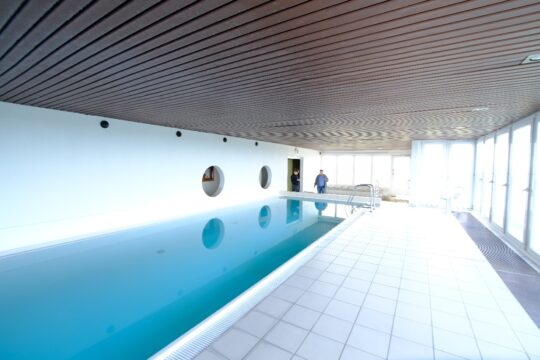 Schwimmbad mit Rheinblick