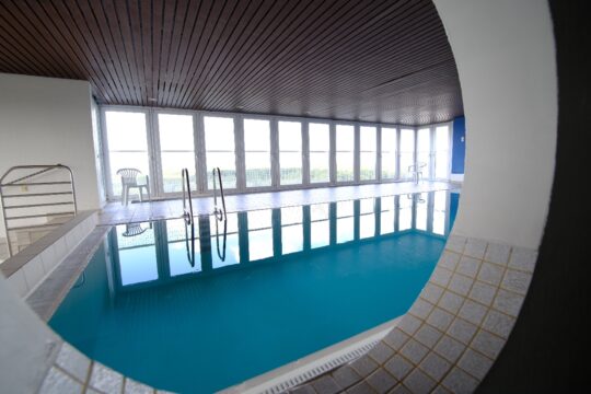 Schwimmbad mit Saunabereich