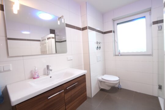 mit Wanne  und  Dusche