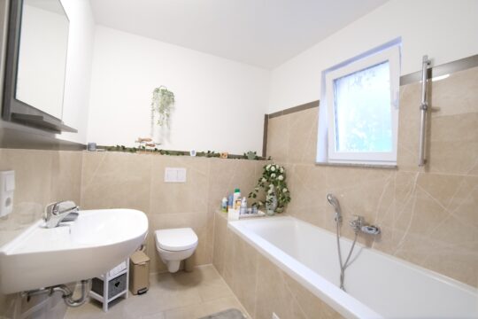 Bad mit Wanne und Dusche UG 