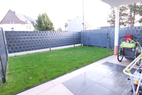 Überdachte Terrasse mit Garten 