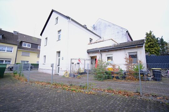 Seiten-Ansicht mit Eingang