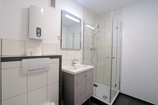 moderes Bad mit Dusche