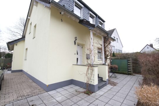 Vorderansicht mit Eingang OG