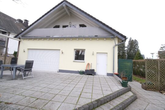 Hinteransicht mit Terrasse