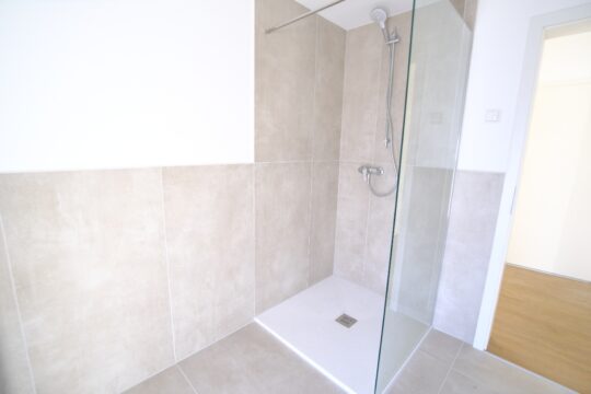 Fensterbad mit Dusche