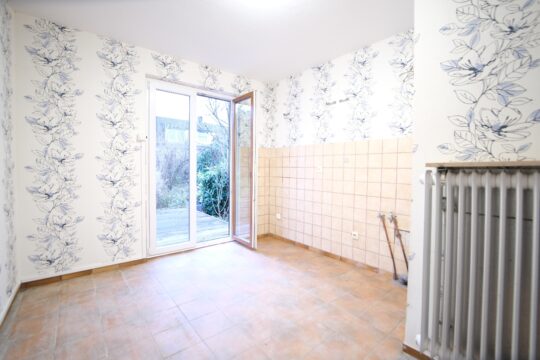 Küche mit Terrassenzugang