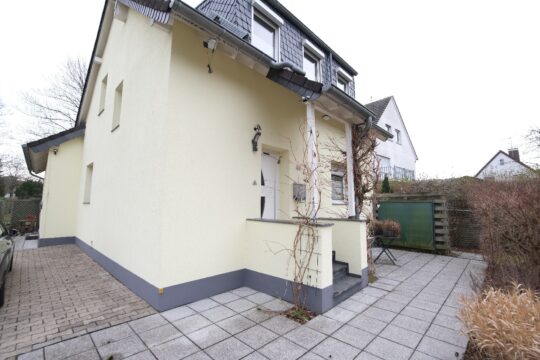 Vorderansicht mit Eingang OG