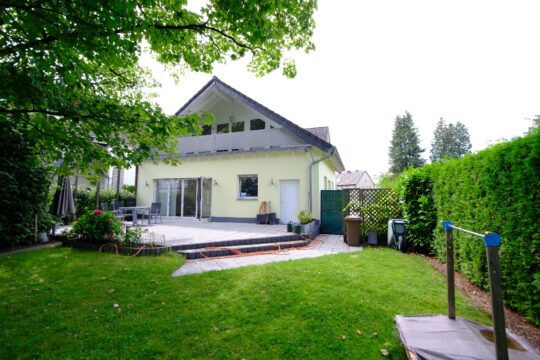 Hinteransicht mit Terrasse