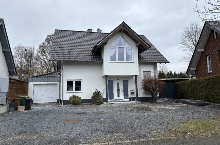 Tolles Einfamilienhaus mit großem Garten und vielen PKW-Stellplätzen