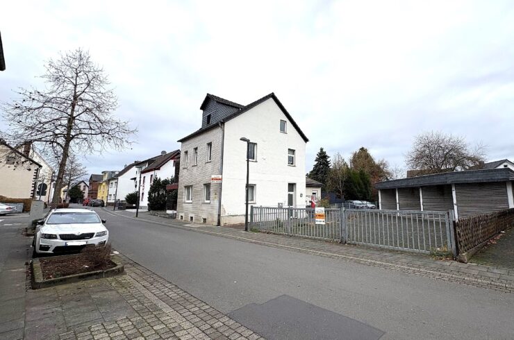 Entdecken Sie das Potential! Zweifamilienhaus mit 4 Garagen in Spich