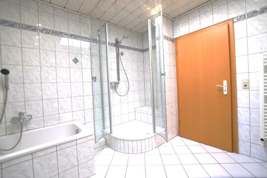 Wannen-Bad mit Dusche