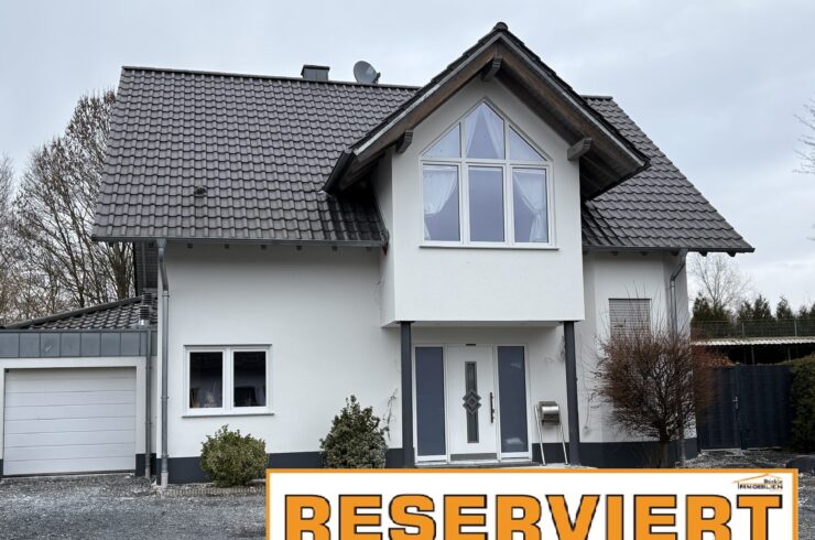 Diskreter Haus-Verkauf! Tolles Einfamilienhaus mit großem Garten und vielen PKW-Stellplätzen.