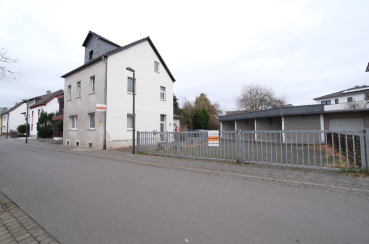 Entdecken Sie das Potential! Zweifamilienhaus mit 4 Garagen in Spich
