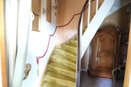 Treppe zum Obergeschoss