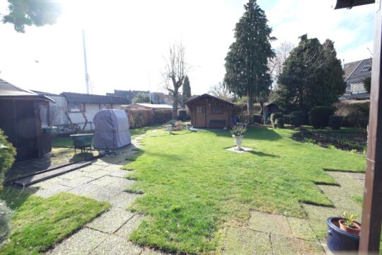 großer Garten mit Holzhaus