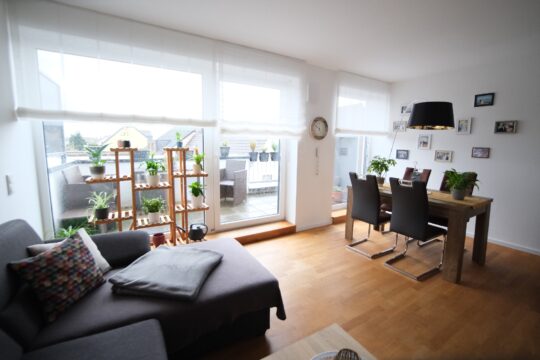 Wohnraum mit Zugang zum Balkon 