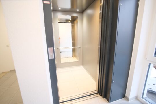 Aufzug zu den Wohnungen und Keller