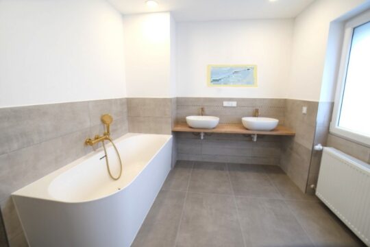 modernes Badezimmer mit Fenster