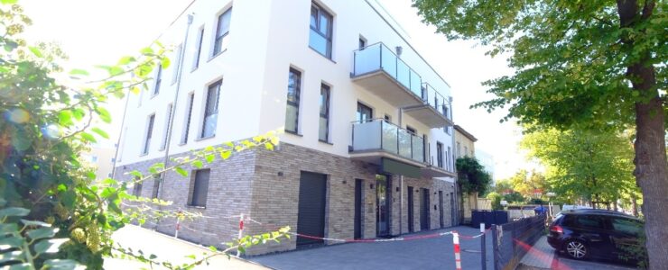 Fertiggestellter Neubau in Top-Lage: 3 Zimmer ETW im 2.OG mit 2 Balkonen