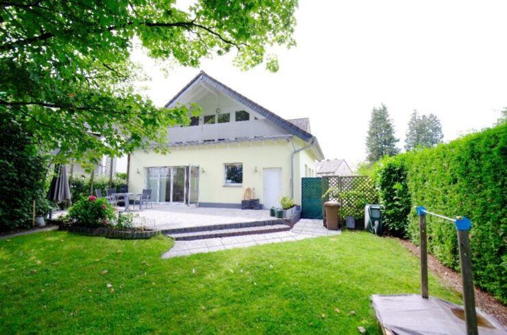 1 – 2 Familienhaus mit 1631 m² Grundstück! Weitere Bebauung zur Straßenseite ist möglich.