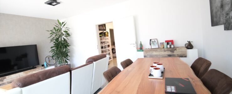 Modernes Zweifamilienhaus mit separaten Gärten!