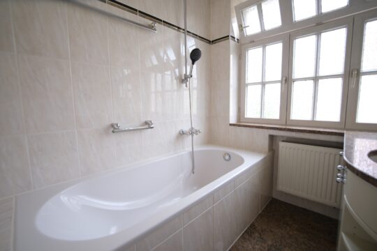Badezimmer mit Wanne (OG)