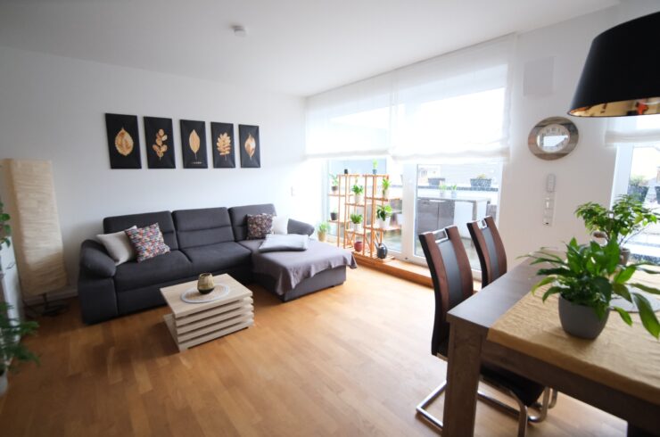 Helle 3 Zimmer Maisonette-ETW Bj. 2020 mit Balkon und PKW-Garage