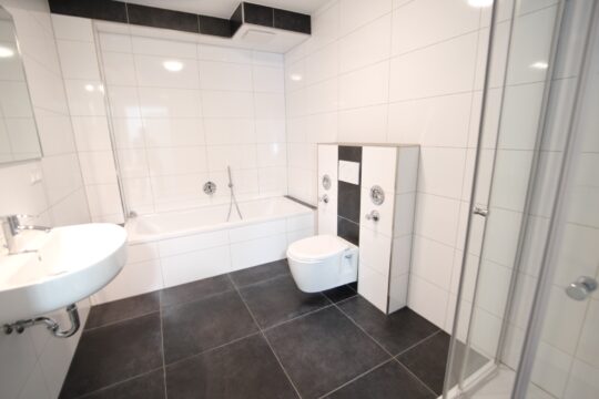 Bad mit Wanne und Dusche