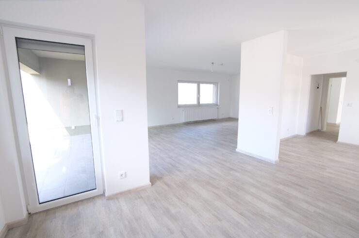 Erstbezug nach Sanierung: 4 Zimmerwohnung im EG und UG mit Garage und Stellplatz