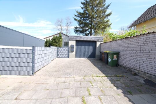 Einfahrt mit Garage