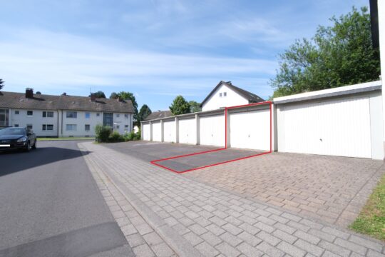 Garage mit Vorplatz