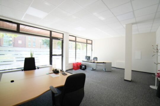 geräumiges Büro