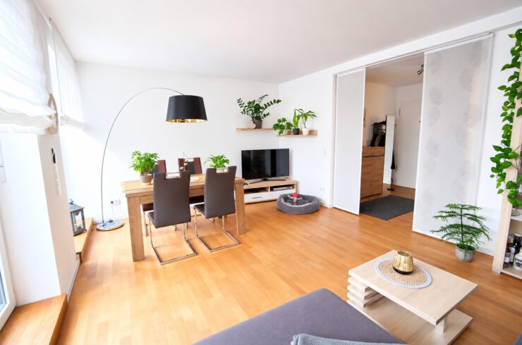 Helle 3 Zimmer Maisonette-ETW Bj. 2020 mit Balkon und PKW-Garage