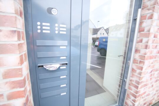 Haustür mit Kamera