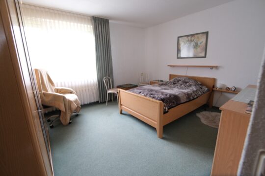 geräumiges Schlafzimmer